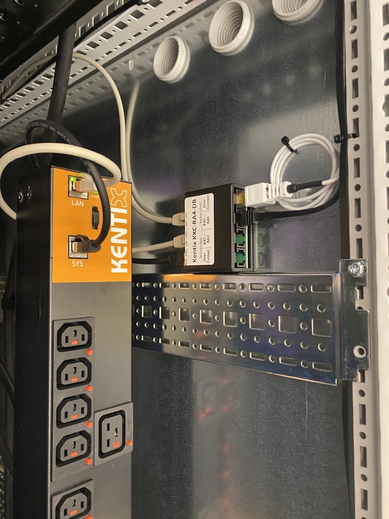 Distribution-box for IT-Rack system KXC-RA4 for connection to SmartPDU